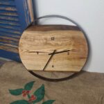 Holzwanduhr aus Eiche in Fassring mit Lasergravur