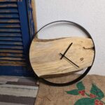 Wanduhr aus Esche in Stahlring