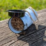 Einzigartiges Bienenhotel in Milchkanne als Nisthilfe und Blickfang