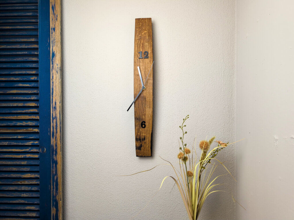 Wanduhr aus Weinfassdaube mit leisem Uhrwerk und schwarzen Zeigern. Die Oberfläche ist gewachst.