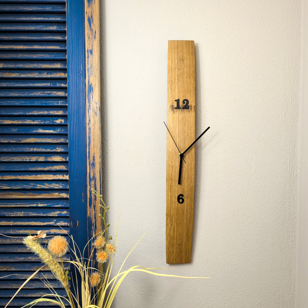 Wanduhr aus Eichenholzfassdaube, mit Holzzahlen und natürlicher Oberfläche