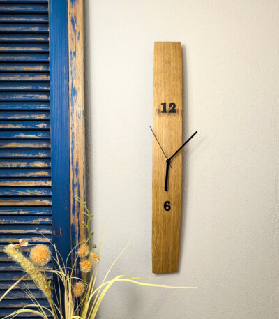 Wanduhr aus Eichenholzfassdaube, mit Holzzahlen und natürlicher Oberfläche
