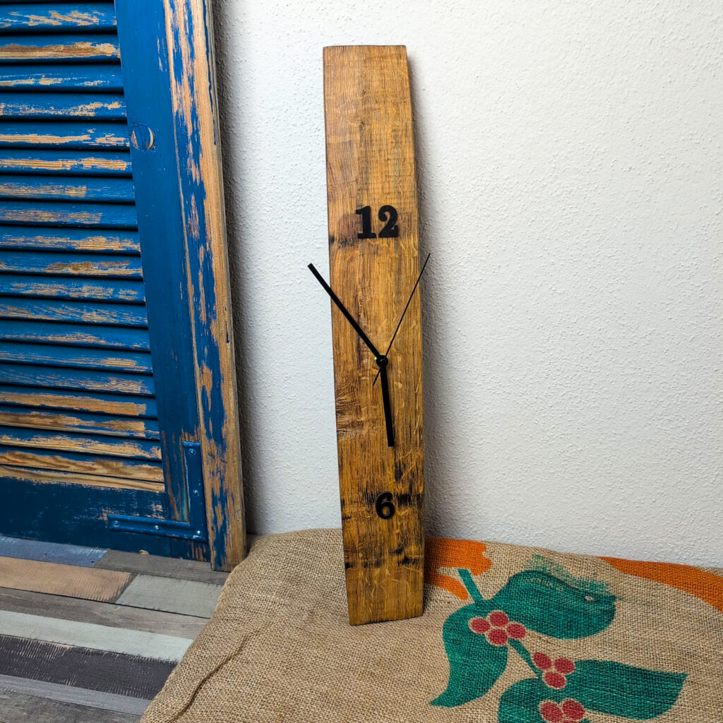 Wanduhr aus Fassdaube mit gewachster Oberfläche und leisem Quarzuhrwerk. Die Weinfassdaube ist aus Eichenholz.