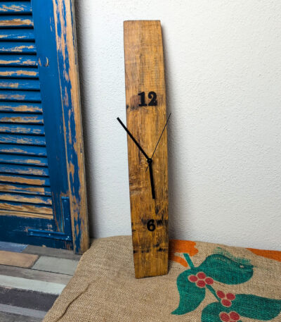 Wanduhr aus Fassdaube mit gewachster Oberfläche und leisem Quarzuhrwerk. Die Weinfassdaube ist aus Eichenholz.